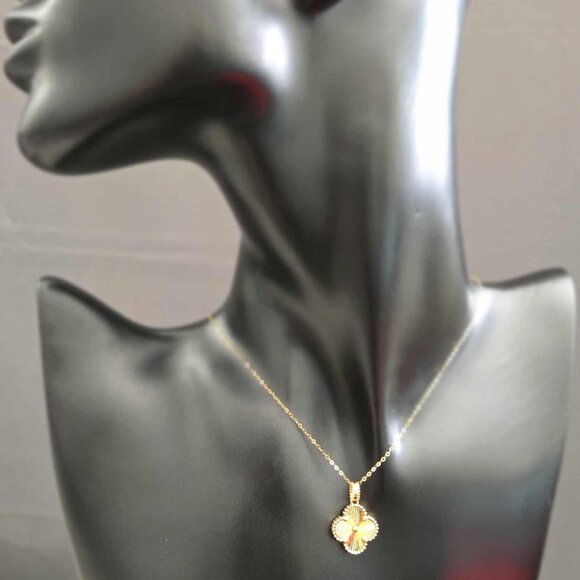 Jewelry - Gold clover design pendant